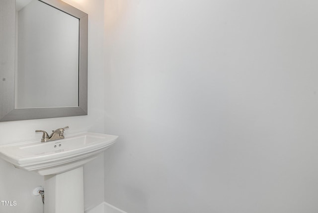 bathroom featuring a sink