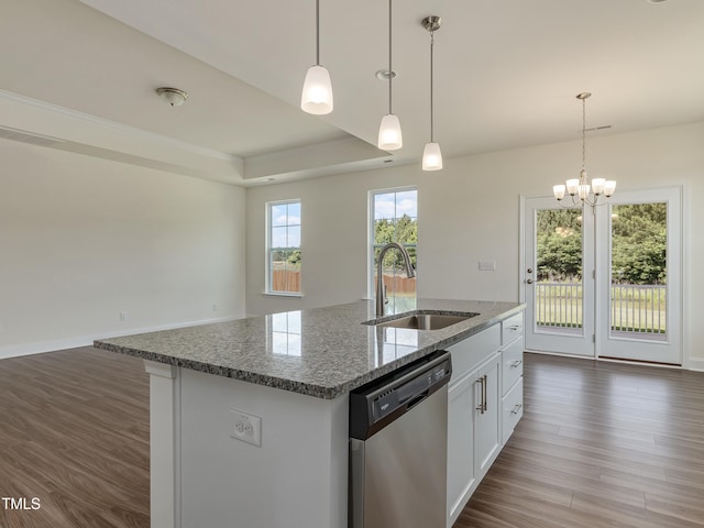 kitchen featuring a sink, a center island with sink, open floor plan, stainless steel dishwasher, and dark wood-style floors