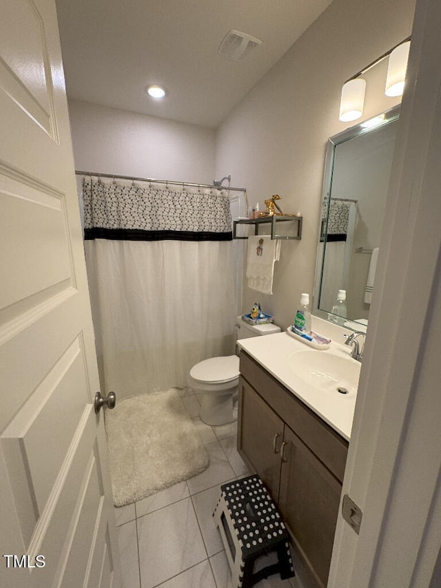 829 S Franklin St, Wake Forest, NC 27587 - bathroom with toilet, vanity, a shower with curtain, visible vents, and recessed lighting