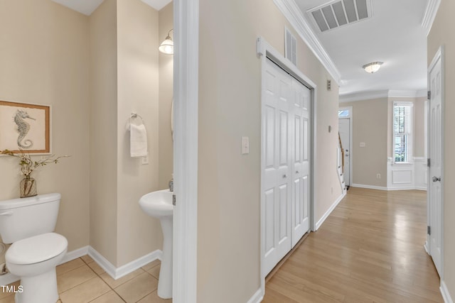 9005 River Estates Dr, Knightdale, NC 27545 - half bath featuring baseboards, ornamental molding, toilet, and visible vents