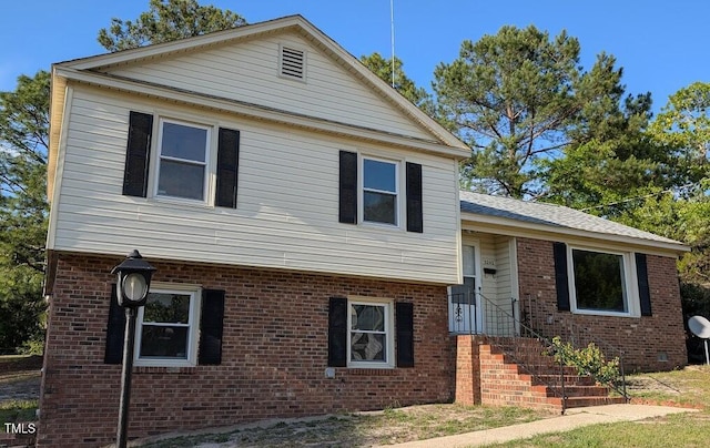 5240 Chesapeake Rd, Fayetteville, NC 28311 - split level home featuring brick siding