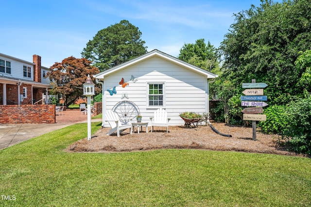 504 W Brocklyn St, Benson, NC 27504 - back of property featuring a yard