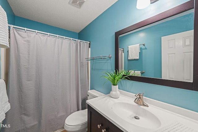 full bathroom with toilet, vanity, a shower with curtain, a textured ceiling, and visible vents