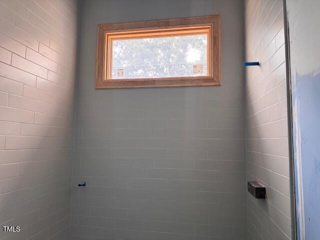 1216 Barcroft Pl, Raleigh, NC 27615 - bathroom featuring tiled shower