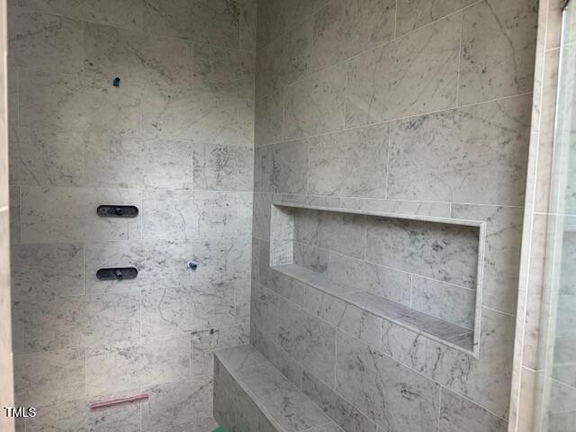 1216 Barcroft Pl, Raleigh, NC 27615 - bathroom featuring tiled shower