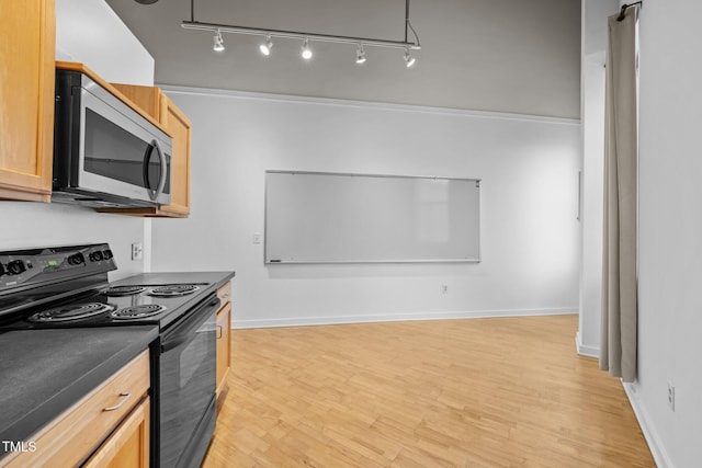 kitchen with light wood-style flooring, electric range, stainless steel microwave, dark countertops, and baseboards