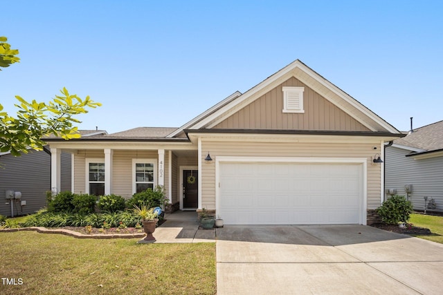 view of front of house featuring driveway, a garage, and a front yard