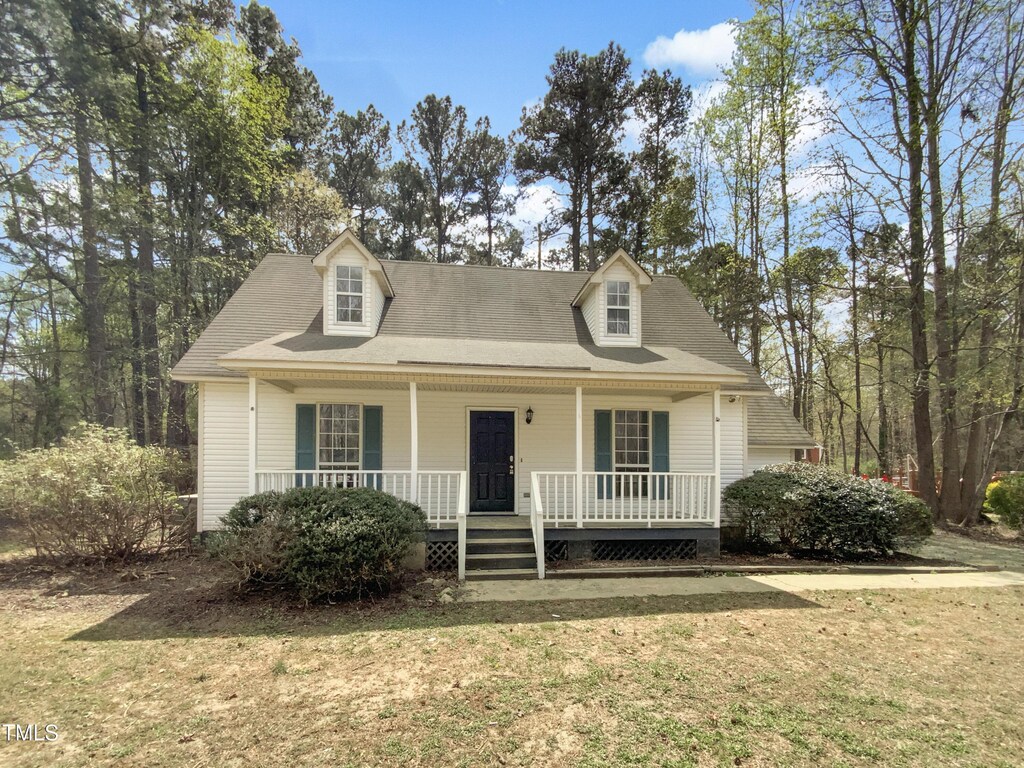 129 Bridges Ln, Youngsville, NC 27596 - cape cod house featuring a front lawn and a porch
