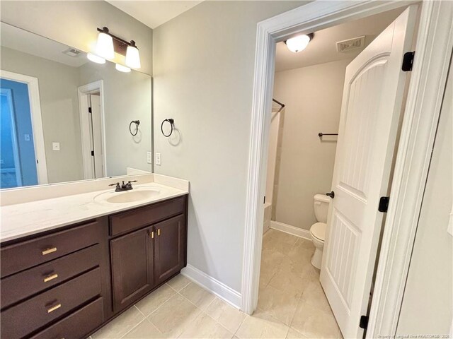 full bathroom featuring toilet, curtained shower, vanity, baseboards, and visible vents