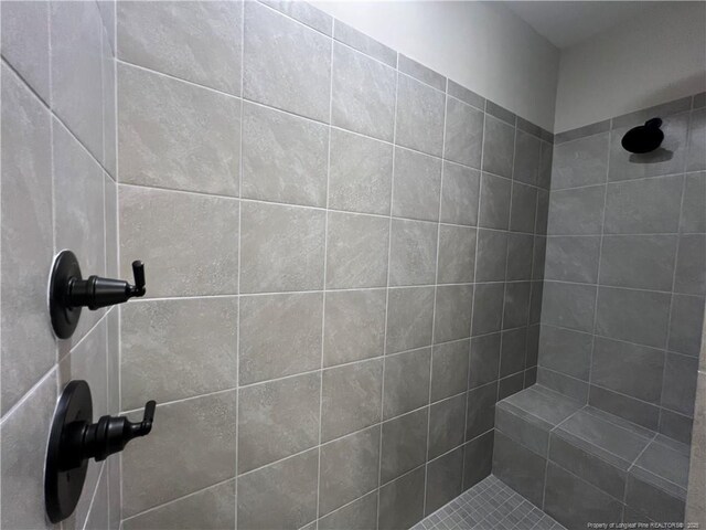 full bathroom featuring a tile shower