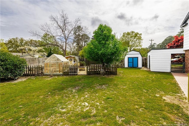 view of yard featuring an outdoor structure, a fenced backyard, an exterior structure, and a shed