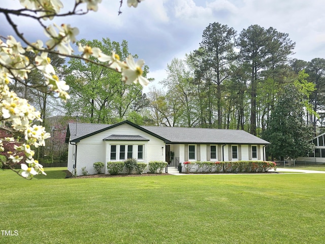 single story home featuring a front yard