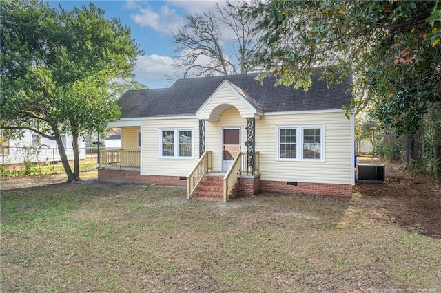 cape cod-style house featuring fence, crawl space, a front lawn, and roof with shingles
