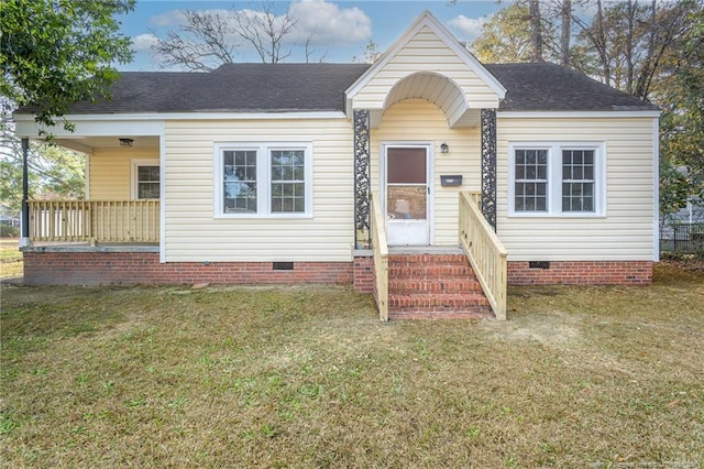 view of front facade featuring crawl space, a shingled roof, and a front yard