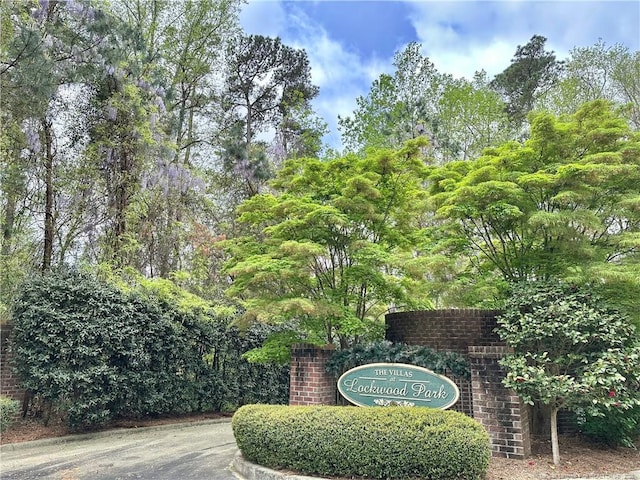 view of community / neighborhood sign