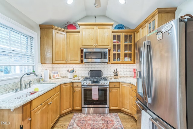 418 S 2nd St, Smithfield, NC 27577 - kitchen featuring light wood-type flooring, a sink, vaulted ceiling, and stainless steel appliances
