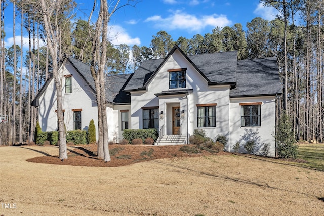 view of front of house featuring stucco siding and a front yard