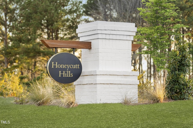 community sign with a lawn