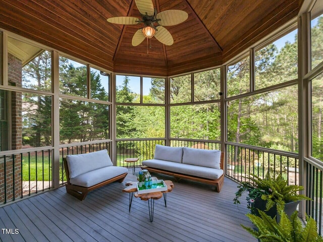 sunroom / solarium featuring outdoor lounge area and a ceiling fan