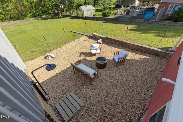view of yard featuring an outdoor structure and a storage unit