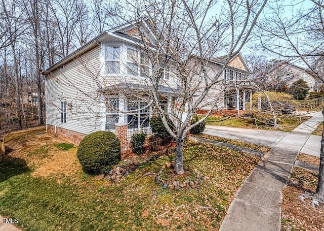 view of front of house with driveway