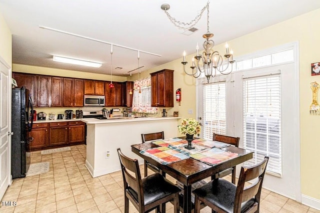dining space featuring visible vents, baseboards, and a chandelier