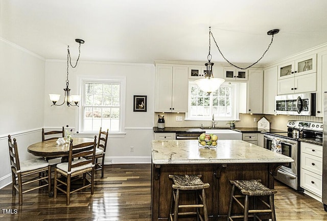 kitchen featuring a chandelier, a sink, dark wood finished floors, and stainless steel appliances