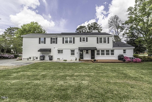 view of front facade featuring a front yard
