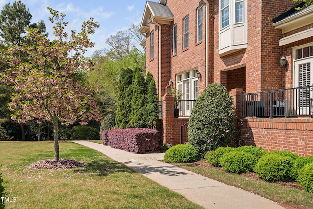 view of property's community featuring a lawn