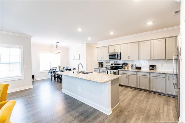 kitchen featuring gray cabinets, a sink, light wood-style flooring, and stainless steel appliances