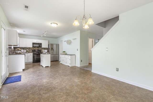 4817 Quarryman Rd, Raleigh, NC 27610 - kitchen with an inviting chandelier, visible vents, black appliances, dark countertops, and backsplash
