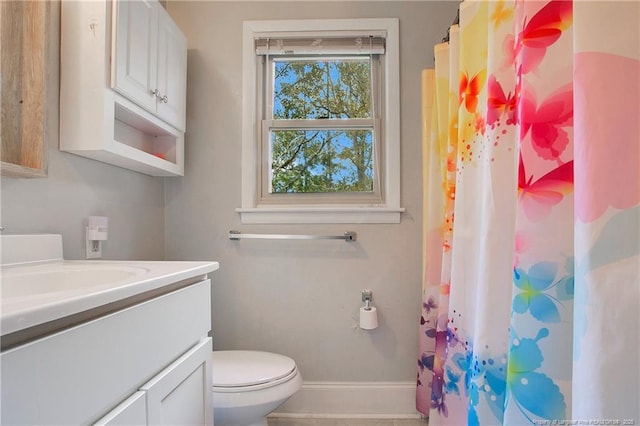 bathroom with toilet, baseboards, a shower with shower curtain, and vanity