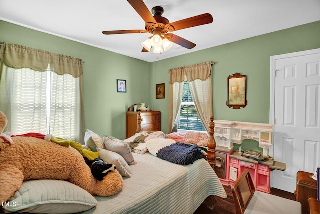 bedroom with ceiling fan
