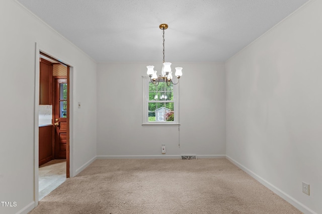 unfurnished room featuring crown molding, visible vents, an inviting chandelier, and light carpet