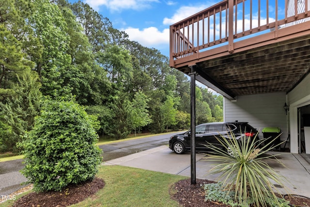 view of vehicle parking featuring an attached carport