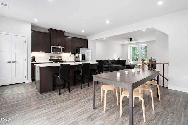 dining room featuring recessed lighting, visible vents, baseboards, light wood-style flooring, and ceiling fan