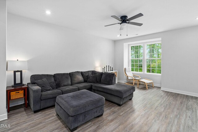 living area featuring baseboards, wood finished floors, recessed lighting, and ceiling fan