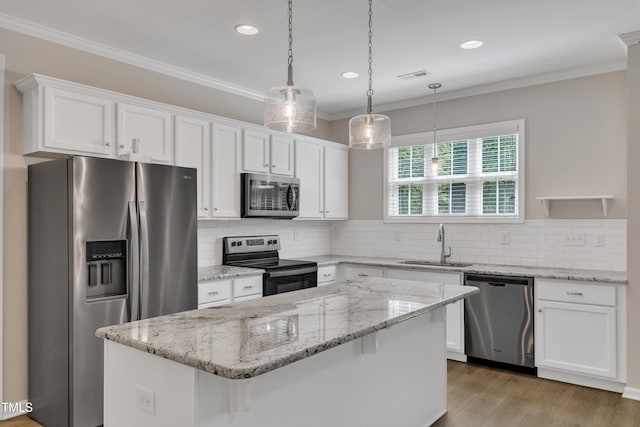 1077 Williams-White Rd, Zebulon, NC 27597 - kitchen featuring crown molding, white cabinetry, visible vents, a sink, and stainless steel appliances