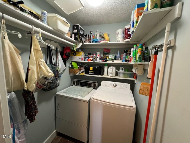 106 Orchard Rd, Henderson, NC 27536 - laundry area with separate washer and dryer and a textured ceiling