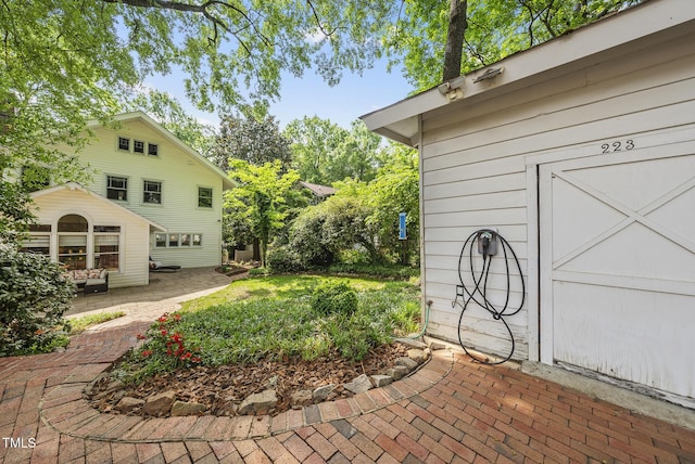 view of yard featuring an outbuilding
