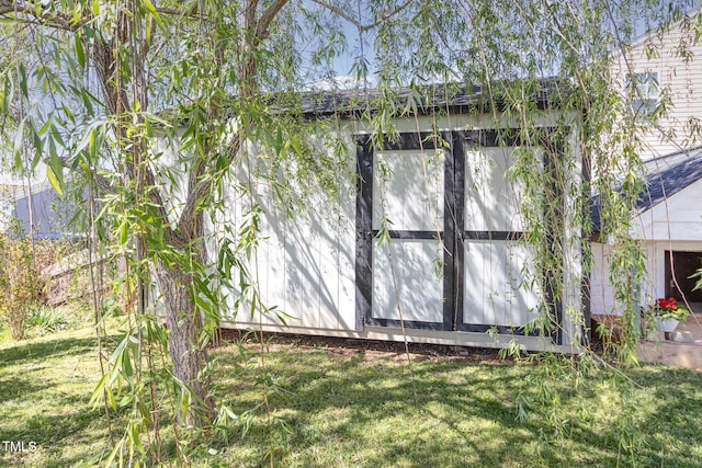 view of outdoor structure with an outbuilding