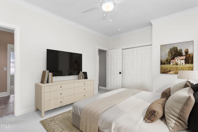 bedroom with a ceiling fan, light colored carpet, baseboards, a closet, and ornamental molding