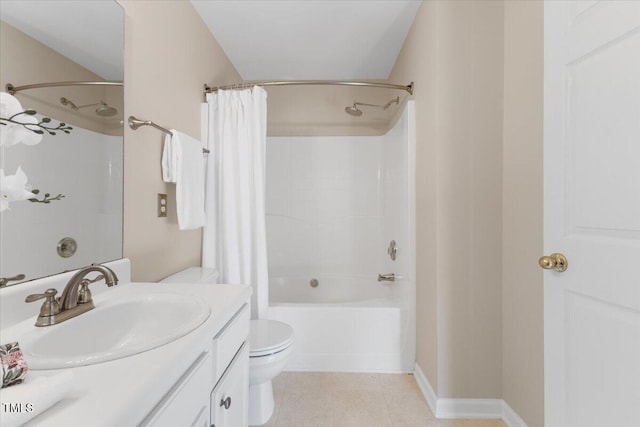 full bath featuring toilet, baseboards, shower / bath combo with shower curtain, and vanity