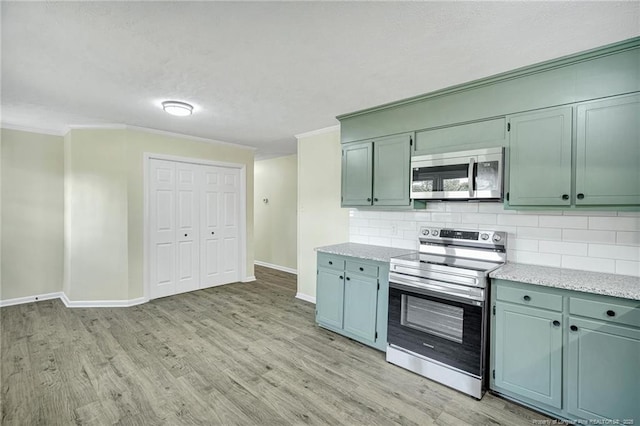 3014 Akron Dr, Hope Mills, NC 28348 - kitchen featuring light wood-type flooring, appliances with stainless steel finishes, crown molding, and backsplash