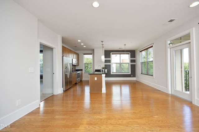 kitchen featuring light wood-style floors, visible vents, recessed lighting, dark countertops, and stainless steel appliances