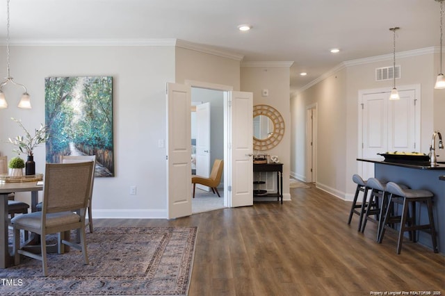 dining room featuring baseboards, ornamental molding, recessed lighting, dark wood-style floors, and visible vents