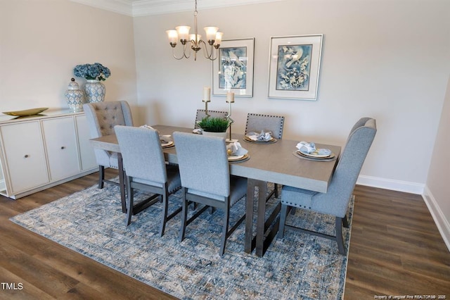 dining space with crown molding, wood finished floors, a notable chandelier, and baseboards