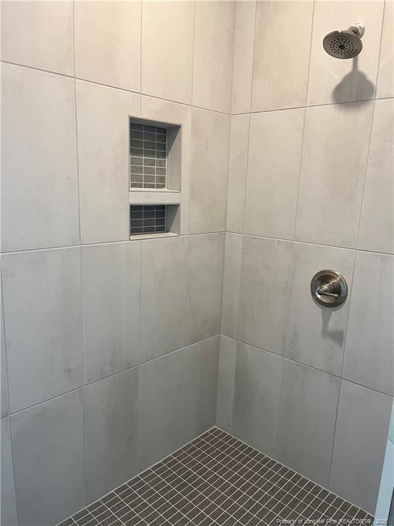 full bath with tiled shower