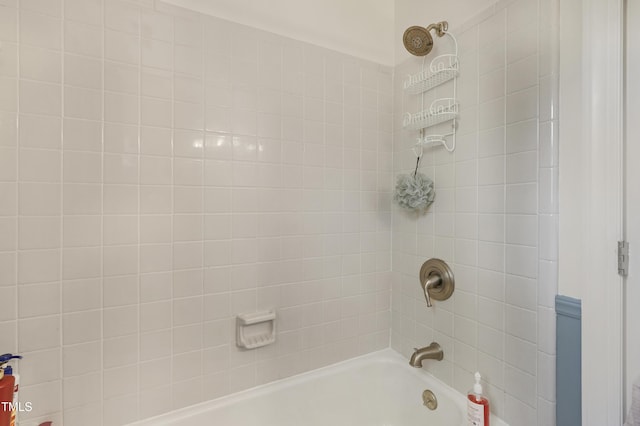 bathroom with bathtub / shower combination