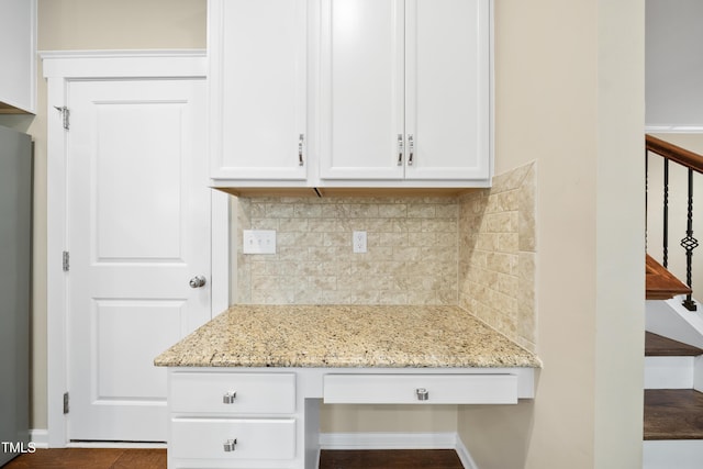 details featuring built in study area and tasteful backsplash